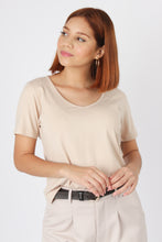 Cargar imagen en el visor de la galería, CAMISETA BASICA CUELLO V BEIGE
