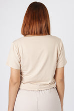 Cargar imagen en el visor de la galería, CAMISETA BASICA CUELLO V BEIGE
