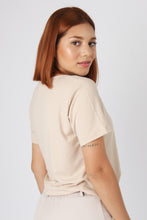 Cargar imagen en el visor de la galería, CAMISETA BASICA CUELLO V BEIGE
