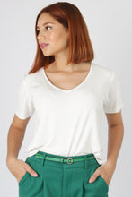 Cargar imagen en el visor de la galería, CAMISETA BASICA CUELLO V PERLA

