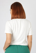 Cargar imagen en el visor de la galería, CAMISETA BASICA CUELLO V PERLA
