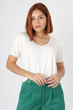 Cargar imagen en el visor de la galería, CAMISETA BASICA CUELLO V PERLA
