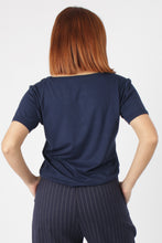 Cargar imagen en el visor de la galería, CAMISETA BASICA CUELLO V AZUL MARINO
