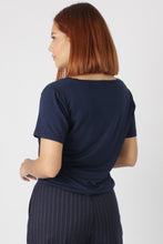 Cargar imagen en el visor de la galería, CAMISETA BASICA CUELLO V AZUL MARINO
