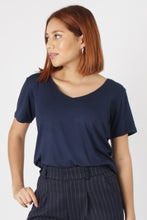 Cargar imagen en el visor de la galería, CAMISETA BASICA CUELLO V AZUL MARINO
