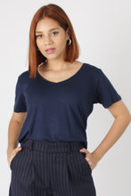 Cargar imagen en el visor de la galería, CAMISETA BASICA CUELLO V AZUL MARINO
