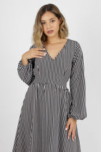 Cargar imagen en el visor de la galería, VESTIDO ROMINA LISTADO NEGRO
