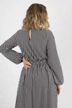 Cargar imagen en el visor de la galería, VESTIDO ROMINA LISTADO NEGRO
