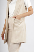 Cargar imagen en el visor de la galería, CHALECO COCO BEIGE
