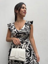 Cargar imagen en el visor de la galería, VESTIDO LISA FLORES NEGRAS
