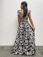 Cargar imagen en el visor de la galería, VESTIDO LISA FLORES NEGRAS
