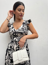 Cargar imagen en el visor de la galería, VESTIDO LISA FLORES NEGRAS
