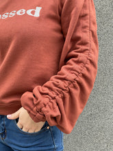Cargar imagen en el visor de la galería, POLERA BLESSED LADRILLO
